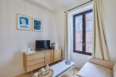 Télévision ou salle de divertissement dans l'établissement Charming Apartment Boulogne facing Les Passages