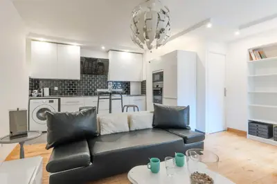Coin salon dans l'établissement Comfortable Apartment - 1BR 2P - Arts et Métiers