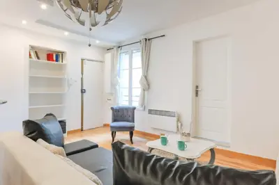 Coin salon dans l'établissement Comfortable Apartment - 1BR 2P - Arts et Métiers