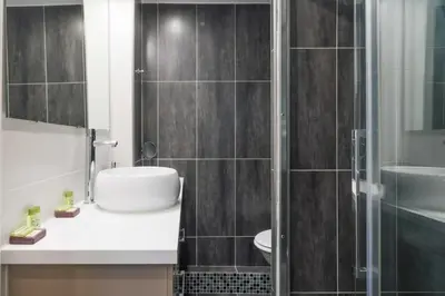 Salle de bains dans l'établissement Comfortable Apartment - 1BR 2P - Arts et Métiers