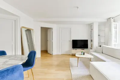 Télévision ou salle de divertissement dans l'établissement Malakoff au coeur de Paris pour 6