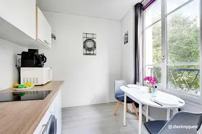 Cuisine ou kitchenette dans l'établissement Amazing Studio in the heart of the Marais