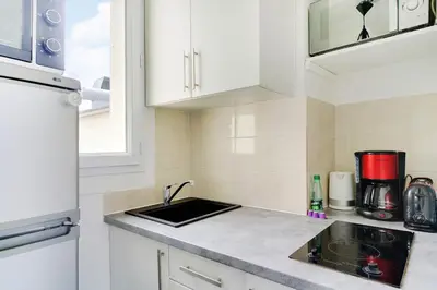 Cuisine ou kitchenette dans l'établissement Parisian charm in the heart of the Marais !