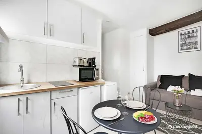 Cuisine ou kitchenette dans l'établissement Amazing Studio in the heart of the Marais
