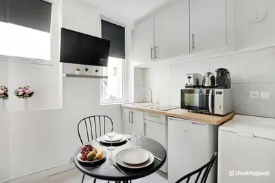 Cuisine ou kitchenette dans l'établissement Amazing Studio in the heart of the Marais