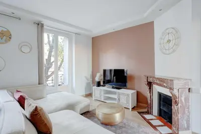 Télévision ou salle de divertissement dans l'établissement Superb apartment - 2BR - 4 P - Ivry-sur-Seine