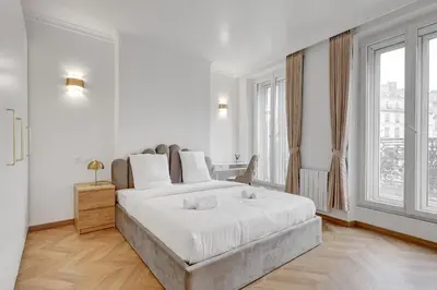 Un ou plusieurs lits dans un hébergement de l'établissement High end Parisian 3 room apartment 10th arrondissement