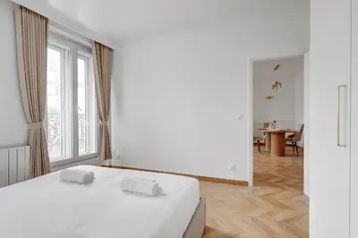 Un ou plusieurs lits dans un hébergement de l'établissement High end Parisian 3 room apartment 10th arrondissement