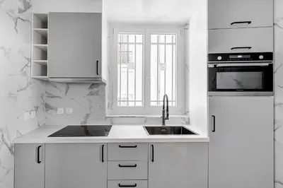 Cuisine ou kitchenette dans l'établissement High end Parisian 3 room apartment 10th arrondissement
