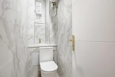 Salle de bains dans l'établissement High end Parisian 3 room apartment 10th arrondissement