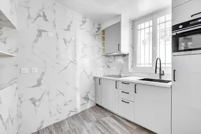 Cuisine ou kitchenette dans l'établissement High end Parisian 3 room apartment 10th arrondissement