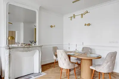 Cuisine ou kitchenette dans l'établissement High end Parisian 3 room apartment 10th arrondissement