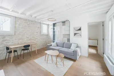 Coin salon dans l'établissement Spacious and charming one-bedroom apartment in the 3rd district