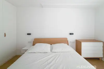 Un ou plusieurs lits dans un hébergement de l'établissement Spacious and charming one-bedroom apartment in the 3rd district