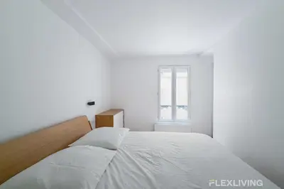 Un ou plusieurs lits dans un hébergement de l'établissement Spacious and charming one-bedroom apartment in the 3rd district