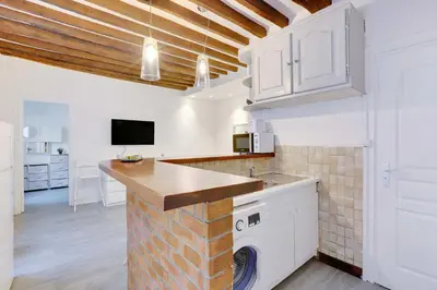 Cuisine ou kitchenette dans l'établissement Charming apartment-1BR - 4P- Canal Saint-Martin