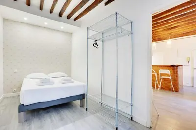 Un ou plusieurs lits dans un hébergement de l'établissement Charming apartment-1BR - 4P- Canal Saint-Martin