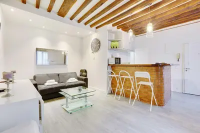 Cuisine ou kitchenette dans l'établissement Charming apartment-1BR - 4P- Canal Saint-Martin