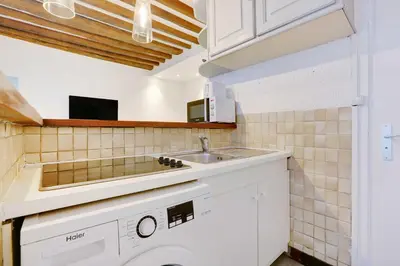 Cuisine ou kitchenette dans l'établissement Charming apartment-1BR - 4P- Canal Saint-Martin