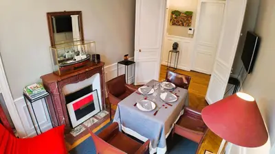 Télévision ou salle de divertissement dans l'établissement Parisian Elegance in Ranelagh