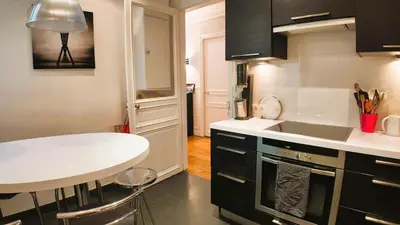 Cuisine ou kitchenette dans l'établissement Parisian Elegance in Ranelagh