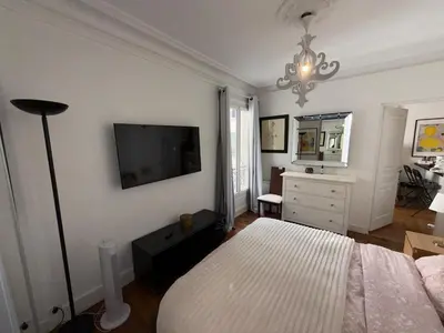 Télévision ou salle de divertissement dans l'établissement Yzy-Loc Paris Champs Élysées Porte Maillot