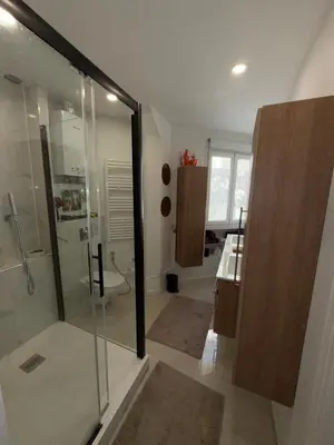 Salle de bains dans l'établissement Yzy-Loc Paris Champs Élysées Porte Maillot