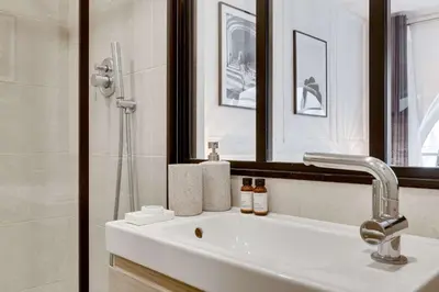 Salle de bains dans l'établissement Historical apartment in the heart of Paris - 1