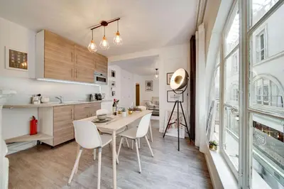Cuisine ou kitchenette dans l'établissement Historical apartment in the heart of Paris - 1