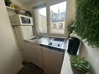 Cuisine ou kitchenette dans l'établissement Studio hyper centre Paris 10