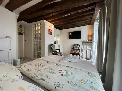 Un ou plusieurs lits dans un hébergement de l'établissement Cosy studio Montorgueil paris centre