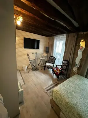 Télévision ou salle de divertissement dans l'établissement Cosy studio Montorgueil paris centre