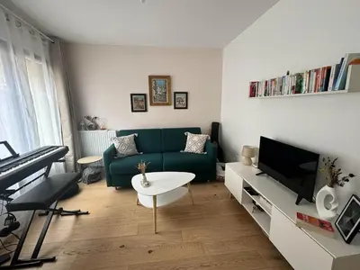 Télévision ou salle de divertissement dans l'établissement Charming studio in Paris, 2 minutes from the metro