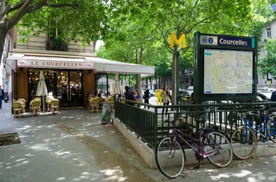 Vélo sur le terrain de l'établissement Mid-term l Parc Monceau - AC & Rooftop ou dans les environs
