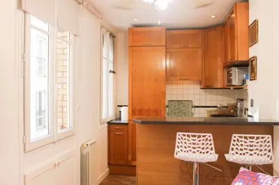 Cuisine ou kitchenette dans l'établissement Apartment in the heart of Paris quiet and easy