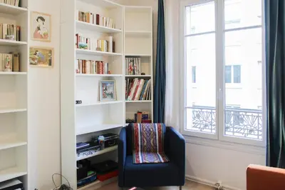 Bibliothèque dans l'appartement