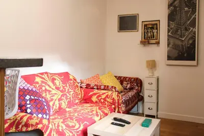 Coin salon dans l'établissement Apartment in the heart of Paris quiet and easy