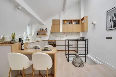 Cuisine ou kitchenette dans l'établissement Historical apartment in the heart of Paris - 4
