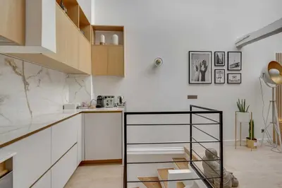 Cuisine ou kitchenette dans l'établissement Historical apartment in the heart of Paris - 4