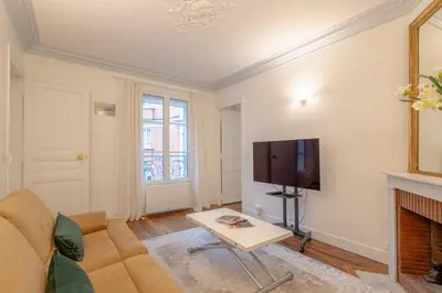 Télévision ou salle de divertissement dans l'établissement St Dominique Gem, 5 Min Walk to the Eiffel Tower
