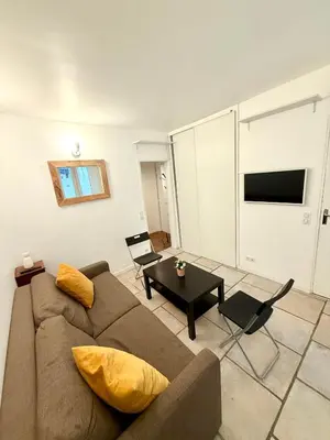 Télévision ou salle de divertissement dans l'établissement Appartement Bridaine Batignolles Paris