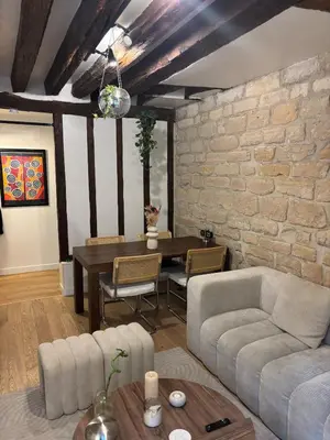 Coin salon dans l'établissement Cosy apartment in le Marais !