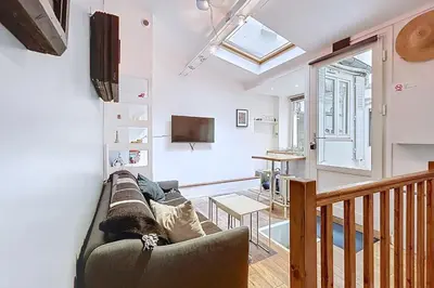 Télévision ou salle de divertissement dans l'établissement Tiny house près de la Tour Eiffel