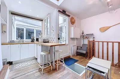 Cuisine ou kitchenette dans l'établissement Tiny house près de la Tour Eiffel