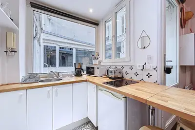 Cuisine ou kitchenette dans l'établissement Tiny house près de la Tour Eiffel