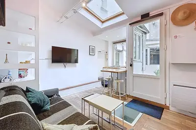 Télévision ou salle de divertissement dans l'établissement Tiny house près de la Tour Eiffel