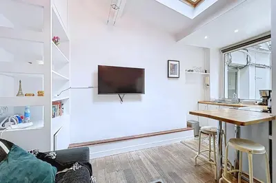 Télévision ou salle de divertissement dans l'établissement Tiny house près de la Tour Eiffel