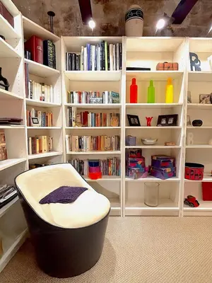 Bibliothèque dans l'appartement