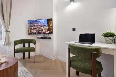 Télévision ou salle de divertissement dans l'établissement Parisian Gem with Stunning View
