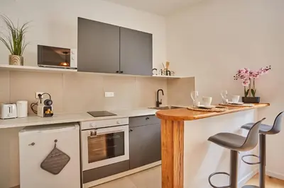 Cuisine ou kitchenette dans l'établissement Apartement center of Paris